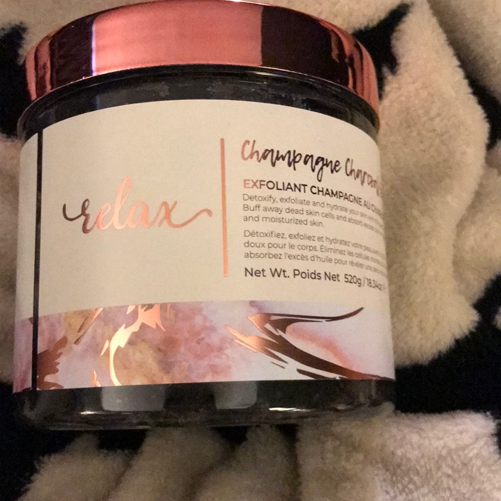 Manna Kadar Champagne Charcoal Scrub